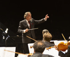 Orquestra Sinfônica do Paraná reencontra o público no grande auditório do Teatro Guaíra