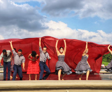 Balé do Teatro Guaíra dança Carmen no Parque Tanguá
