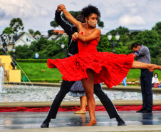 Balé do Teatro Guaíra dança Carmen no Parque Tanguá