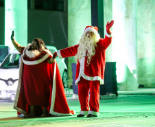 Papai e Mamãe Noel desfilam 