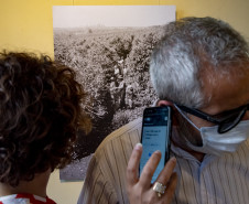 Deficiente visual interage com obra da exposição