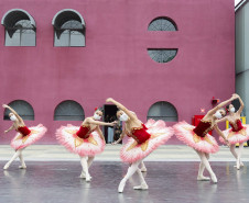 Apresentação das bailarinas da escola de dança do teatro guaíra
