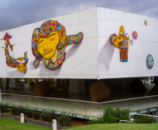 Intervenção d'OSGEMEOS na fachada do MON