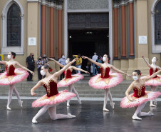 Bailarinas da Escola de Balé Teatro Guaíra se apresentam em frente à Catedral