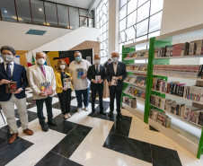 Representantes do Consulado Japonês e da Fundação São Paulo Japão entregam mangás na Biblioteca Pública do Paraná