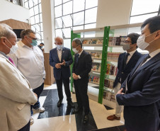 Representantes do Consulado Japonês e da Fundação São Paulo Japão entregam mangás na Biblioteca Pública do Paraná