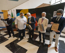 Representantes do Consulado Japonês e da Fundação São Paulo Japão entregam mangás na Biblioteca Pública do Paraná