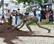 O MUPA recebeu no sábado e domingo a mestre em biologia e artista indígena contemporânea Uýra, diretamente da Amazônia Central