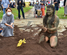 O MUPA recebeu no sábado e domingo a mestre em biologia e artista indígena contemporânea Uýra, diretamente da Amazônia Central