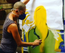 Ivana trabalha com tintas