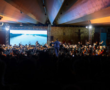 Público vibra com concerto sertanejo da Orquestra Sinfônica na catedral de Cascavel