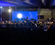 Público vibra com concerto sertanejo da Orquestra Sinfônica na catedral de Cascavel