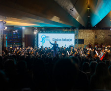 Público vibra com concerto sertanejo da Orquestra Sinfônica na catedral de Cascavel