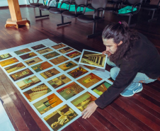 Montagem da exposição Iluminuras de Marafigo em Telêmaco Borba