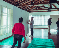 Montagem da exposição Iluminuras de Marafigo em Telêmaco Borba