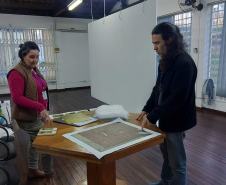 Montagem da exposição Iluminuras de Marafigo em Telêmaco Borba