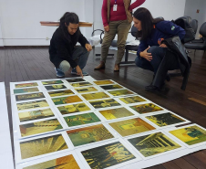 Montagem da exposição Iluminuras de Marafigo em Telêmaco Borba