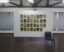 Montagem da exposição Iluminuras de Marafigo em Telêmaco Borba