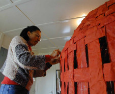 Bernadete Amorim constrói seu casulo vermelho