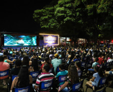 Público no cinema na praça 