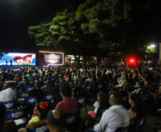 Público no cinema na praça 