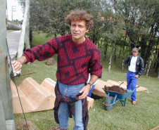 Ismael Portela com suas ondas de marcenaria