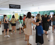 Público visitando a exposição “OSGEMEOS: Segredos” no Museu Oscar Niemeyer