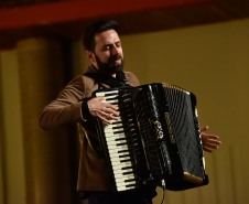 João Pedro Teixeira toca acordeão 