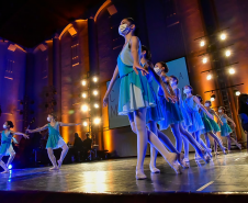 Jovens bailarinas se apresentam