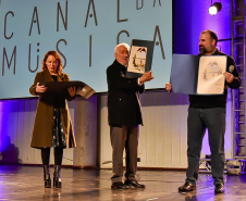 Luciana Casagrande, Darci Piana e João Evaristo DeBiase recebem placas com o brasão do estado feito por Alfredo Andersen