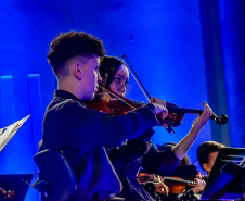 Crianças tocam violino no Canal da Música