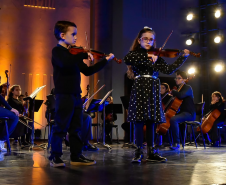 Crianças tocam violino no Canal da Música