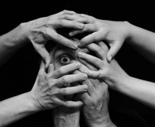 “Esperando Beltrano”, no qual os personagens Fulano e Sicrano revisitam de forma ácida o universo do teatro contemporâneo.