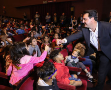O Programa Criança no Teatro foi lançado nessa quarta-feira (22) pelo governador Carlos Massa Ratinho Júnior para uma plateia de cerca de 1,2 mil estudantes de escolas públicas de Curitiba e Região Metropolitana