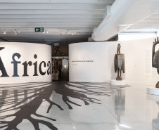 MON promove visita mediada, oficina e videoconferência da exposição de arte africana