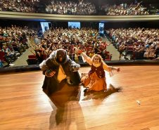 Apresentação do projeto Crianças no Teatro.