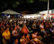 Pessoas assistindo cinema em uma praça