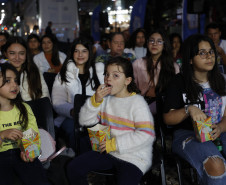 Crianças sentadas comento pipoca