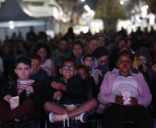 Crianças assistindo cinema em uma praça