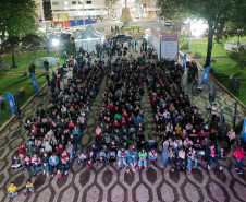 Foto aérea das pessoas assistindo cinema em uma praça