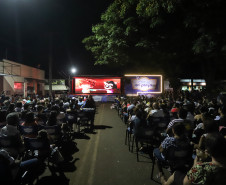 Pessoas assistindo cinema em uma praça