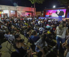 Pessoas assistindo cinema em uma praça