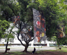 Museu Oscar Niemeyer leva arte para a área externa, num projeto inédito