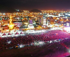 O público vai se despedir dos shows com o axé e o pagode do Grupo Sempre Tem e do Ara Ketu, que se revezam nos palcos.