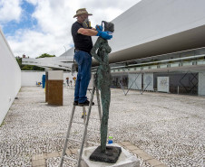 O artista e restaurador Elvo Benito Damo é o responsável pelo trabalho