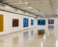 Catálogo do artista Rodrigo Andrade está disponível na MON Loja. Na foto, exposição Pintura e Matéria