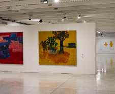 Catálogo do artista Rodrigo Andrade está disponível na MON Loja. Na foto, exposição Pintura e Matéria