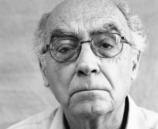 A Biblioteca Pública do Paraná promove a partir desta quarta-feira (22) uma exposição e um ciclo de cinema em homenagem ao aniversário de 25 anos do prêmio Nobel de Literatura concedido ao escritor português José Saramago (1922-2010).