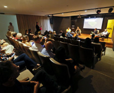 Lançamento do livro do MON reúne artistas, curadores e patronos do museu - Luciana Casagrande, Marc Porttier e Juliana Vosnika