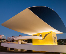 Museu Oscar Niemeyer promove exposição individual com 131 obras de Leila Pugnaloni